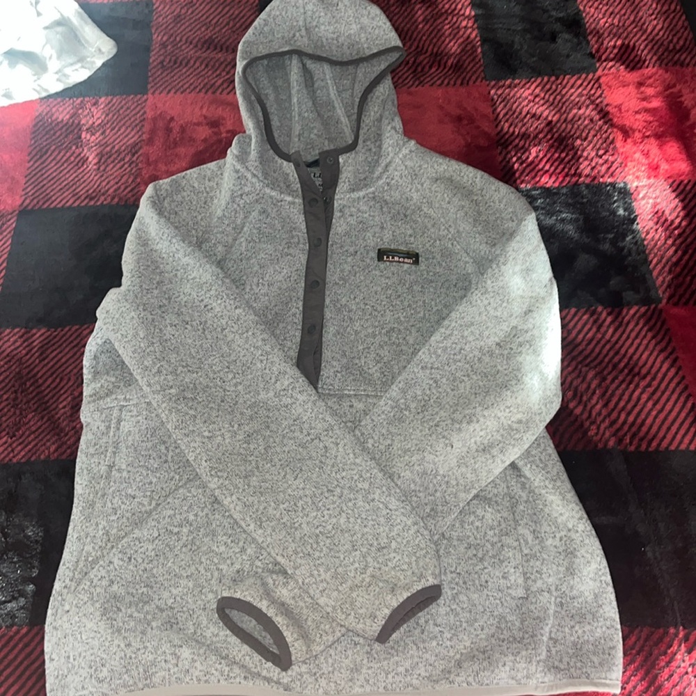 A Mens( or women) L.L Bean Sweater Fleece Pullover with hood